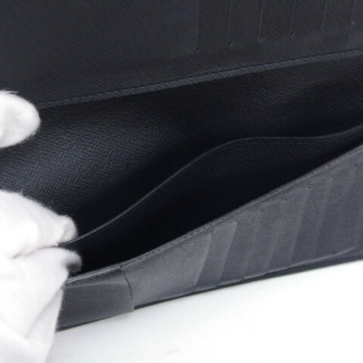 Vuitton (Good) Taiga Long Black Billfold Wallet Louis Pre-Owned Bifold