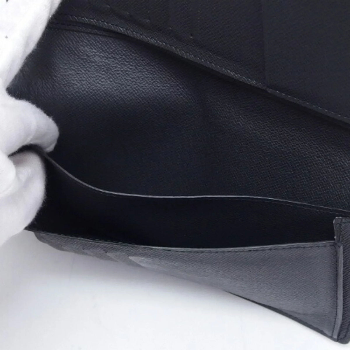 Vuitton (Good) Taiga Long Black Billfold Wallet Louis Pre-Owned Bifold