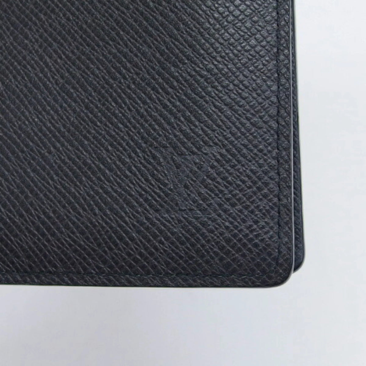 Vuitton (Good) Taiga Long Black Billfold Wallet Louis Pre-Owned Bifold