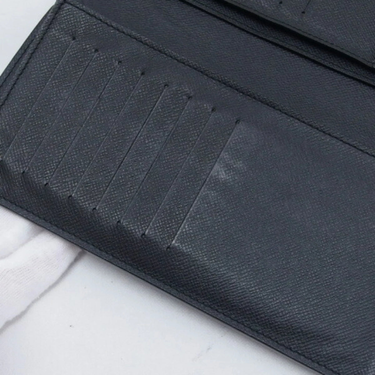 Vuitton (Good) Taiga Long Black Billfold Wallet Louis Pre-Owned Bifold