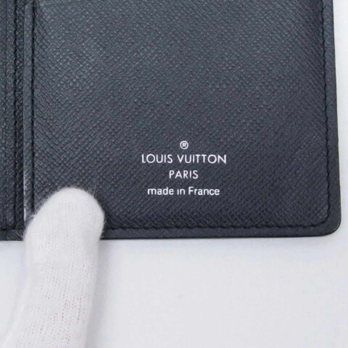 Vuitton (Good) Taiga Long Black Billfold Wallet Louis Pre-Owned Bifold